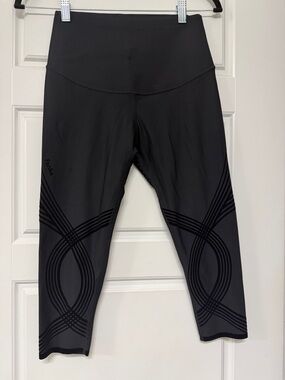 Fanka Black Capri Leggings with Tonal Geometric Design